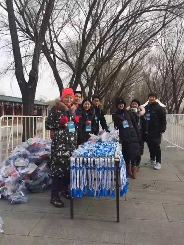 在寒冷中跑步,在马拉松当志愿者