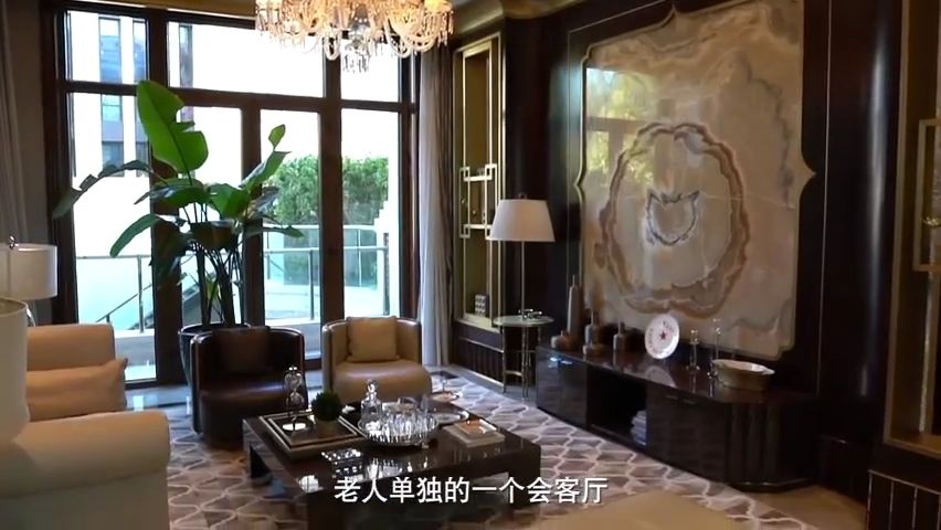 首都土豪家里的酒窖可以存2000瓶红酒，17米吊灯洗一次要花100000