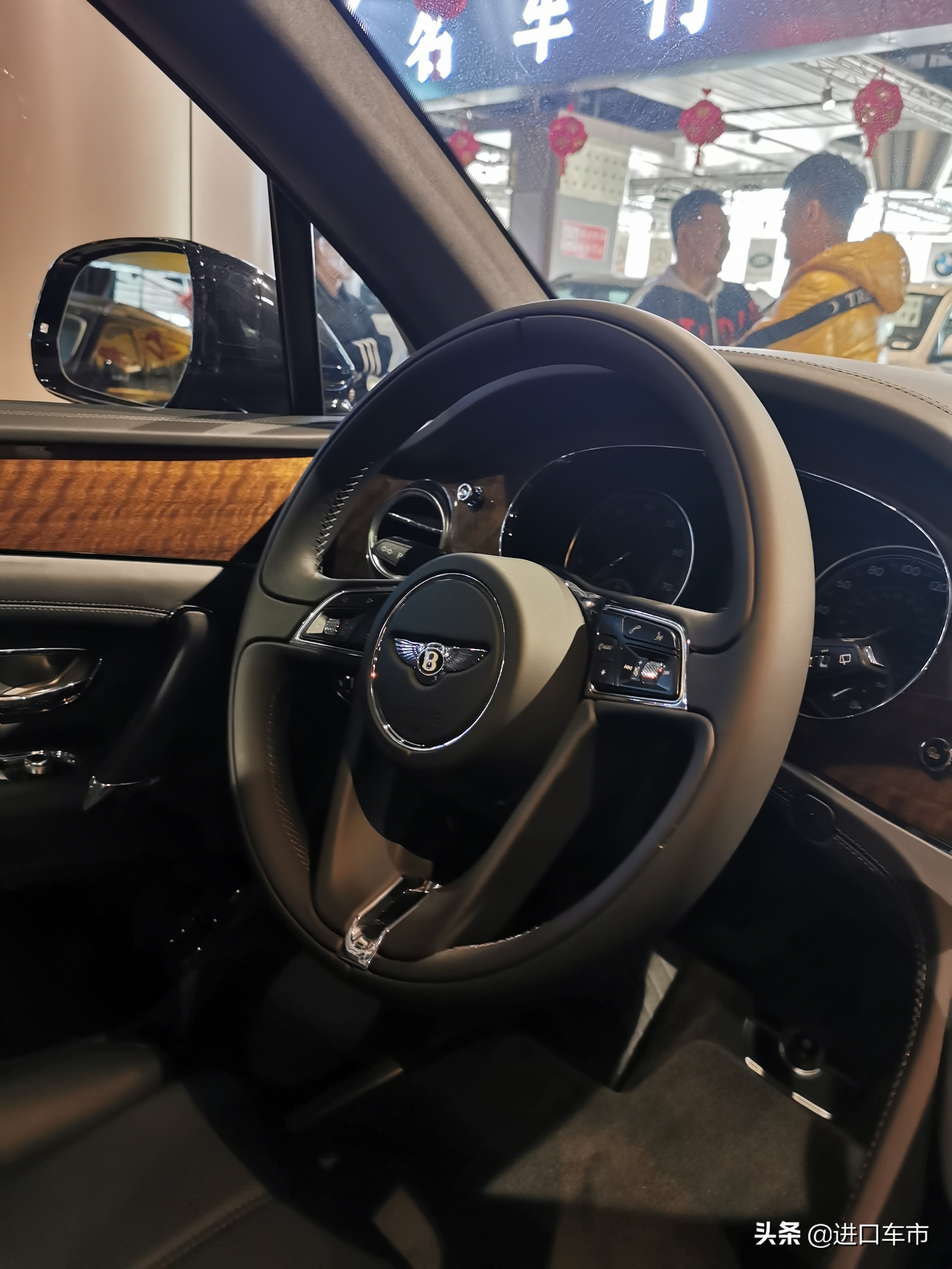 2021款宾利添越顶尖豪华suv的宝座,宾利添越suv落地价多少