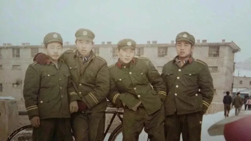 两个兵王叛逃，与一千多军警对峙3天，放大火烧山才将他俩制服！