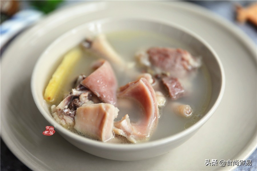 老妈炖的猪肚很好吃,老妈在做猪肚鸡