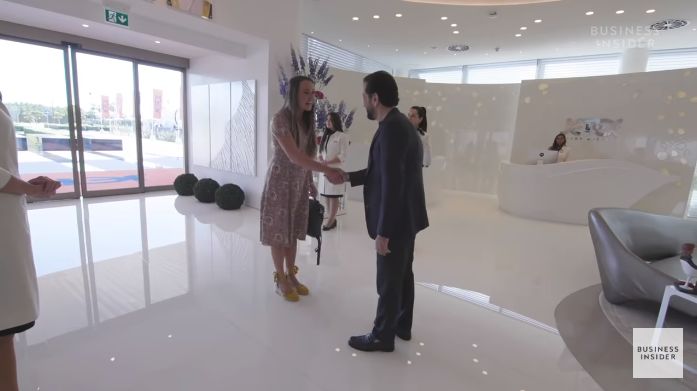 迪拜机场豪华VIP私人候机楼,还可试驾布加迪威龙,简直壕气冲天