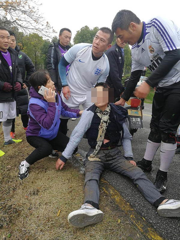 听到呼救飞奔救人,听到呼救男子奋不顾身