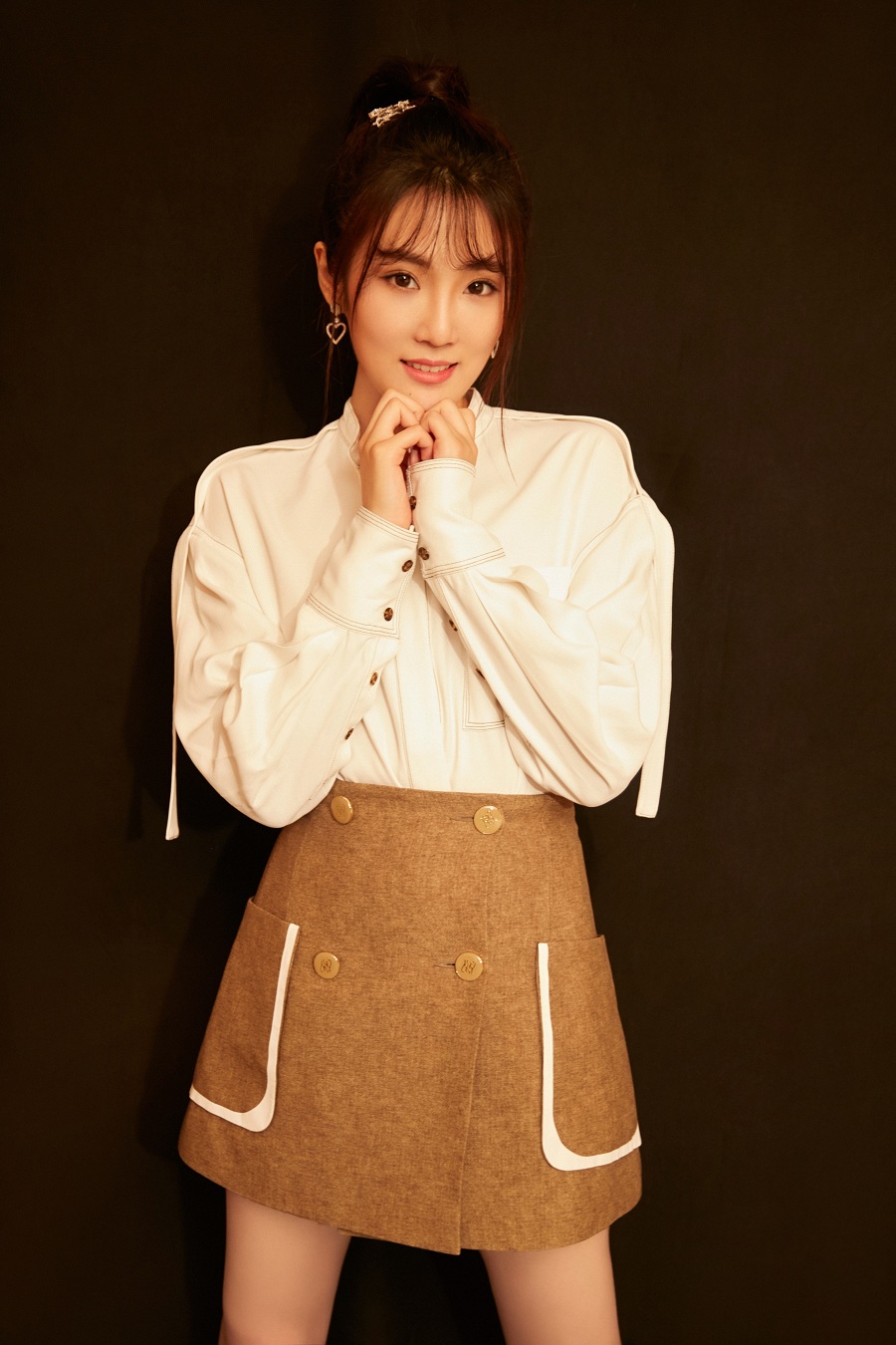 张可盈出席《祖国因你更赞》校园活动白衬衣米色短裙青春有活力