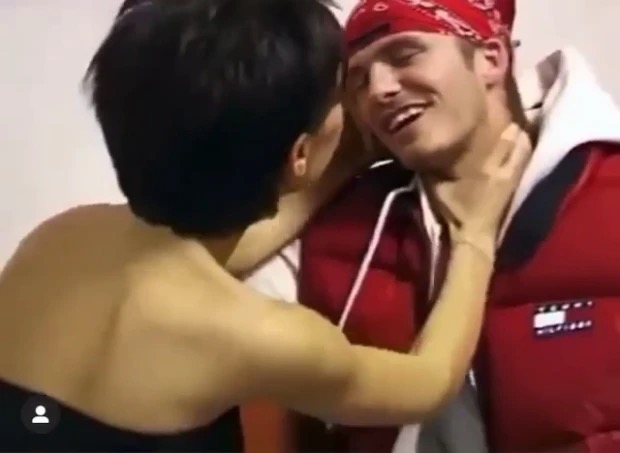 维多利亚晒小贝帅照,维多利亚晒贝克汉姆俯卧撑视频