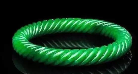 腕间风情翡翠手镯,腕上的玉镯