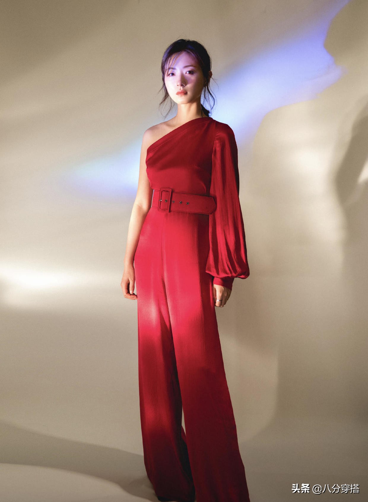 万茜西装搭配小白鞋,万茜黑色西装搭配图