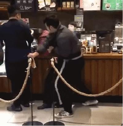 为抢星巴克猫爪杯大打出手？这些大牌的限量款，个个匪夷所思……