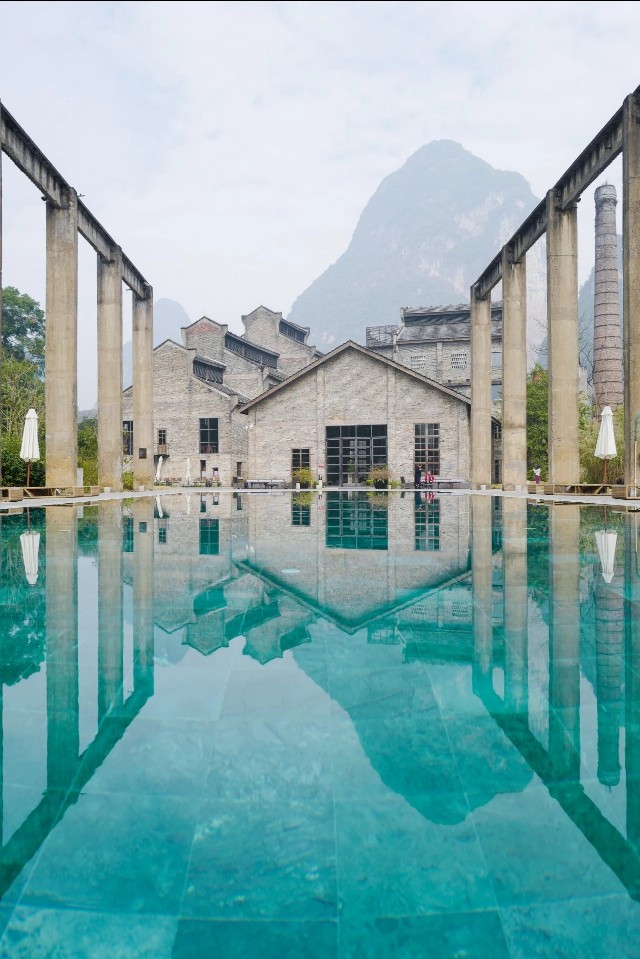 阳朔靠近西街网红酒店民宿,桂林阳朔隐藏在青山绿水中的小镇