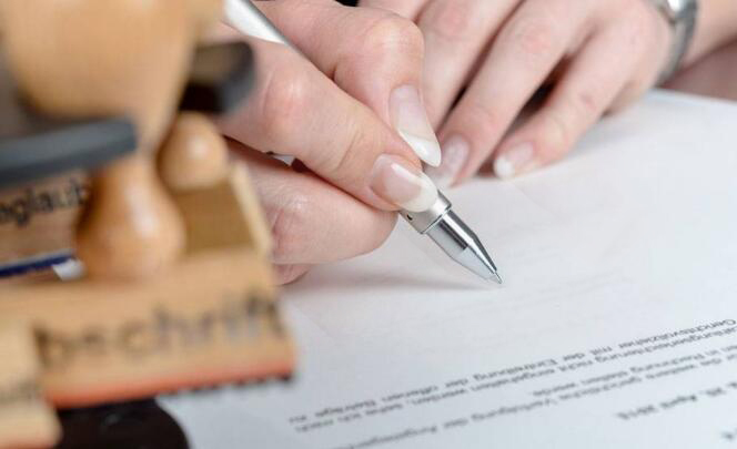 怎样清除衣服上的记号笔笔迹,衣服上被笔画过怎么洗掉