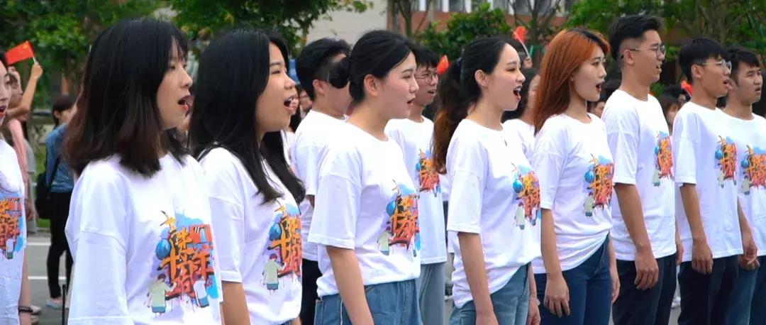 拍个快闪都是爱你的形状！2000多人在金湾以歌示爱录MV为她过生日