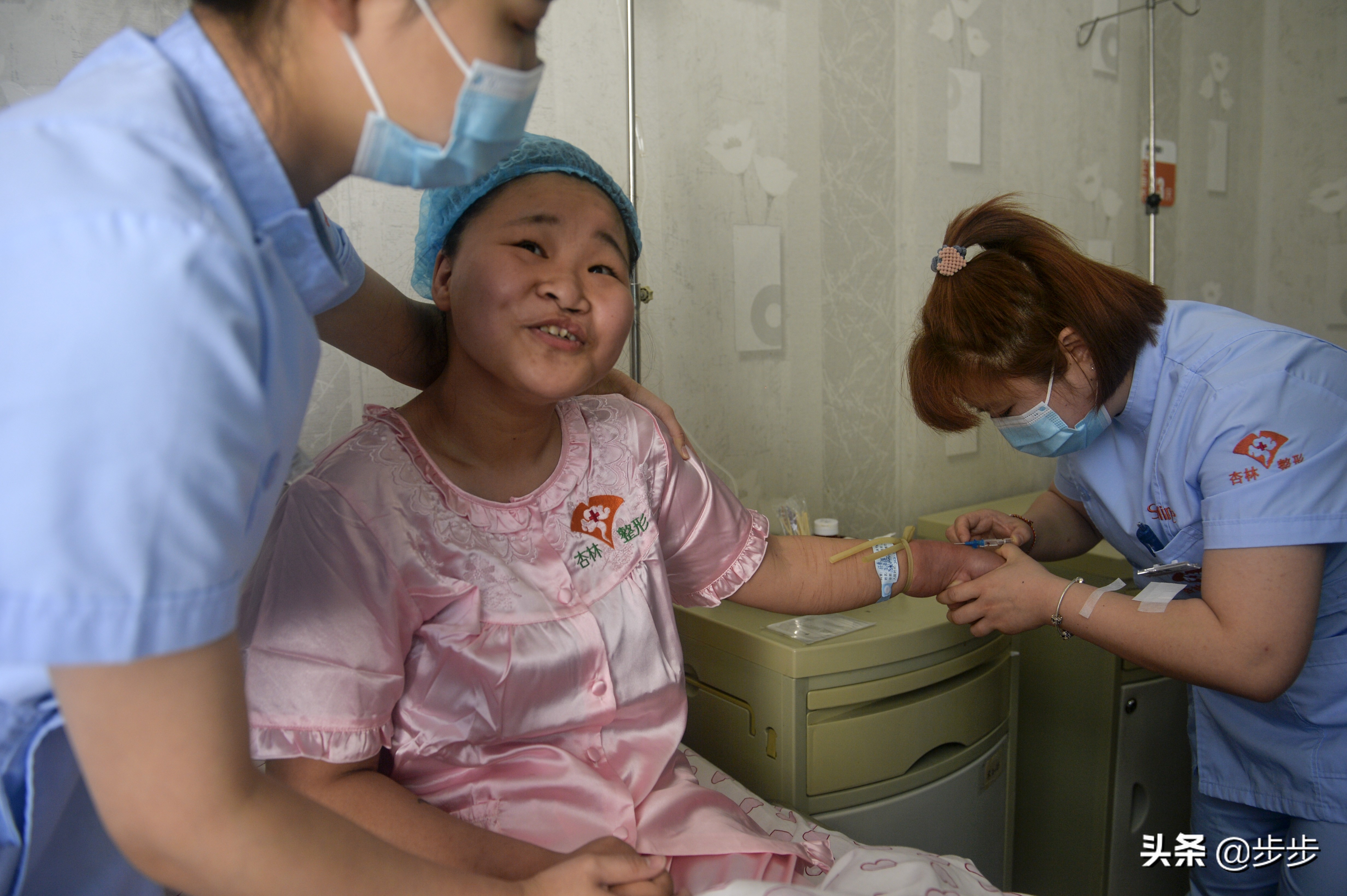 女孩因太丑出生被抛弃如今18岁“美”梦成真：用手术“改脸转运”