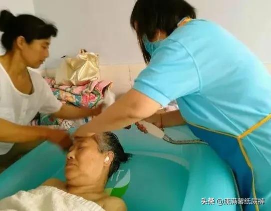 有男有女,上门陪洗澡,可以预约。这门生意火了…