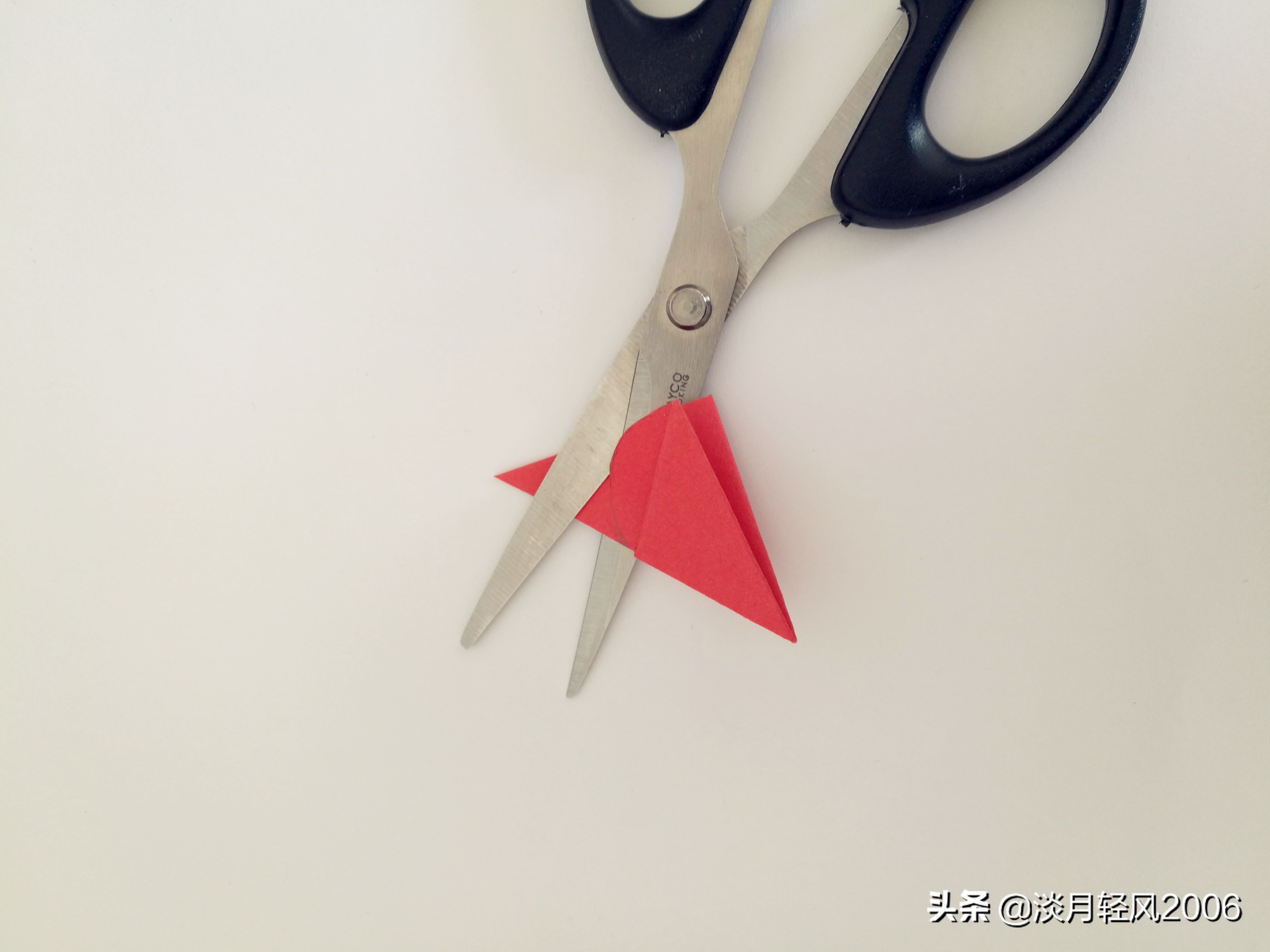 正方形星空卡纸爱心卷轴折法,简单有趣的卡纸折心