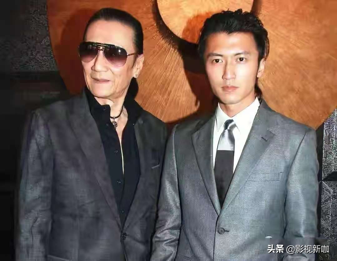 谢贤1993年拜年,谢贤拥抱孙子