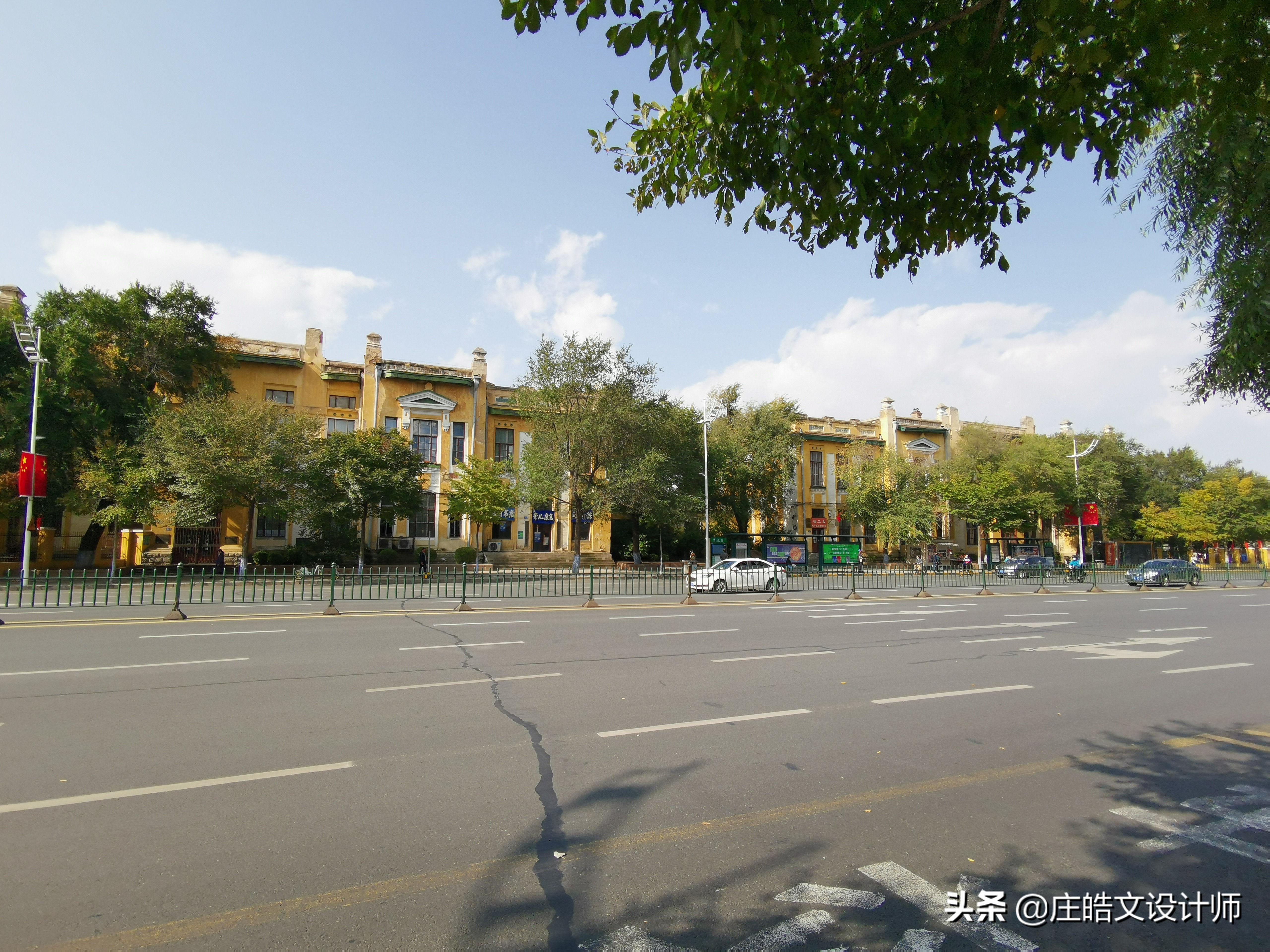 西大直街53号工大附中所在的百年建筑，曾经是哈尔滨第一所大学