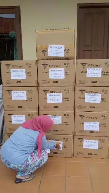 口罩紧缺！千名四川导游变身“特快快递“ 从海外带回200万只口罩