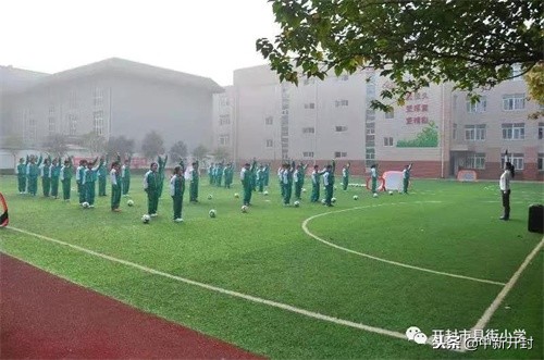 县街小学李可老师参加开封市足球展示课评比活动