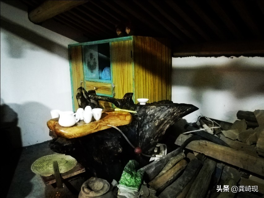 用根雕茶桌喝茶,根雕小茶桌泡茶