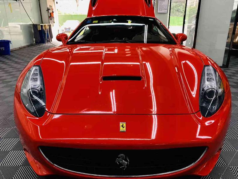 新车贴膜有很多小气泡比较模糊,新车4s玻璃贴膜都是小气泡