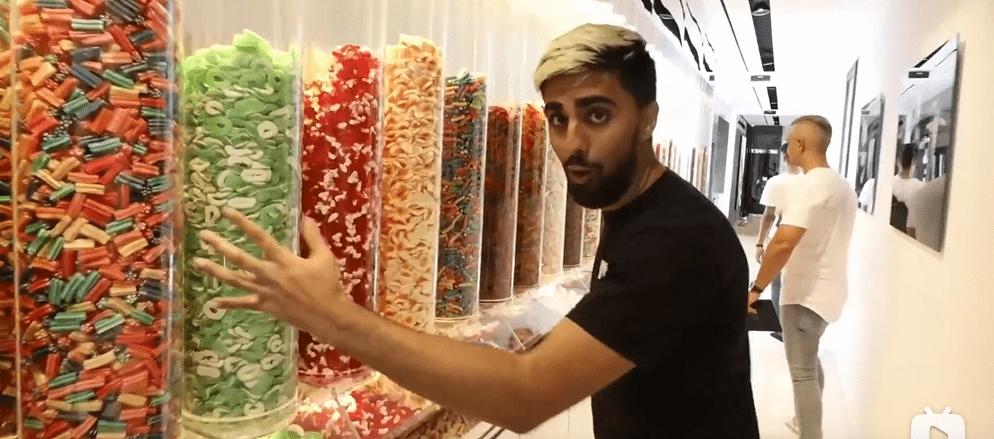 迪拜男子奋斗十年买下劳斯莱斯,迪拜小伙卖掉劳斯莱斯买法拉利