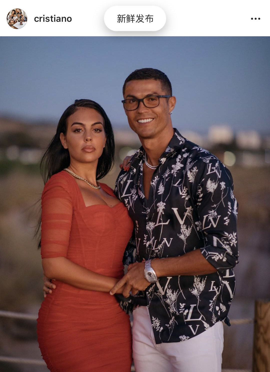 c罗在赛场亲吻乔治娜,c罗和女友乔治娜穿球衣合照图