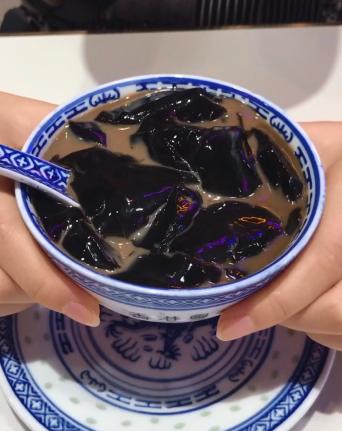 吃甜品就吃老字号龟苓膏,龟苓膏和甜品哪个好吃