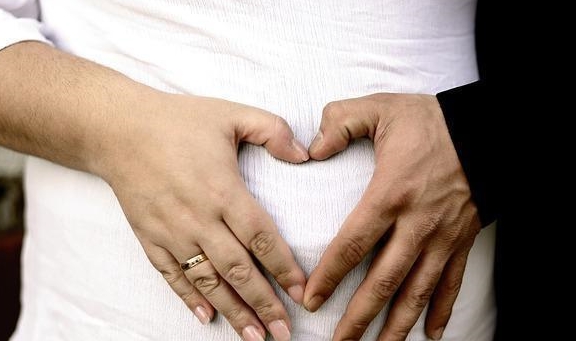 26岁孕妇被剖腹取婴离世,女子怀孕28周剖腹产出11个孩子