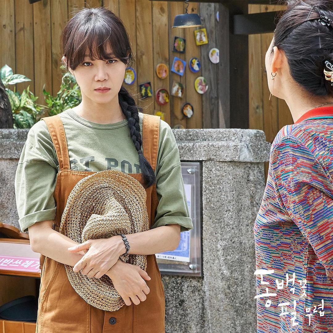 孔孝真《山茶花开时》穿搭盘点，背带裤叠穿好时髦