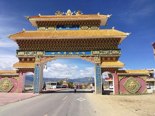 丁真的家乡是甘孜哪里,丁真家乡理塘有多美