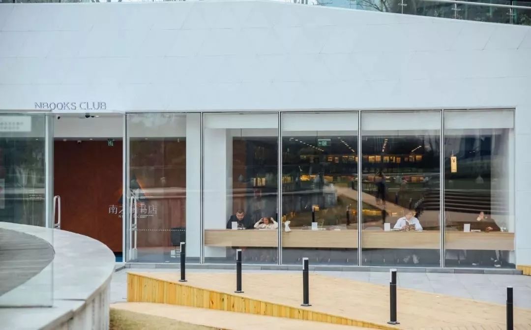 放弃城市40万年薪，夫妻躲进深山造出“最美书店”引600万人围观