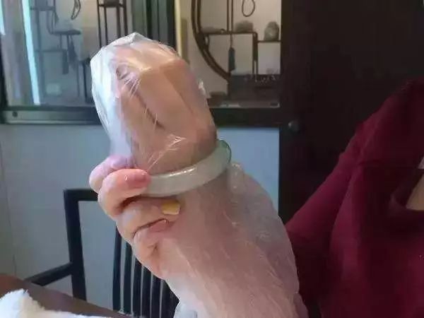 手镯戴了可以随意取吗,手镯戴手上取不下来怎么鉴定真假