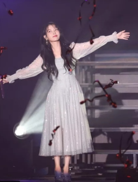 iu俏皮可爱超级美,iu杂志照曝光穿裙装清纯甜美