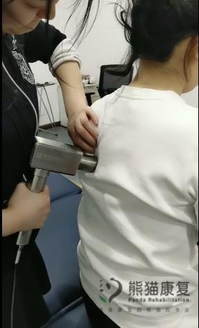 肩颈理疗瑜伽一招解决肩膀疼痛,肩膀咔咔卡住一招恢复好