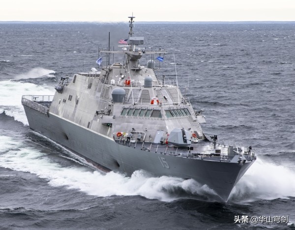 万吨货轮撞上美国军舰,美军舰被快艇撞了