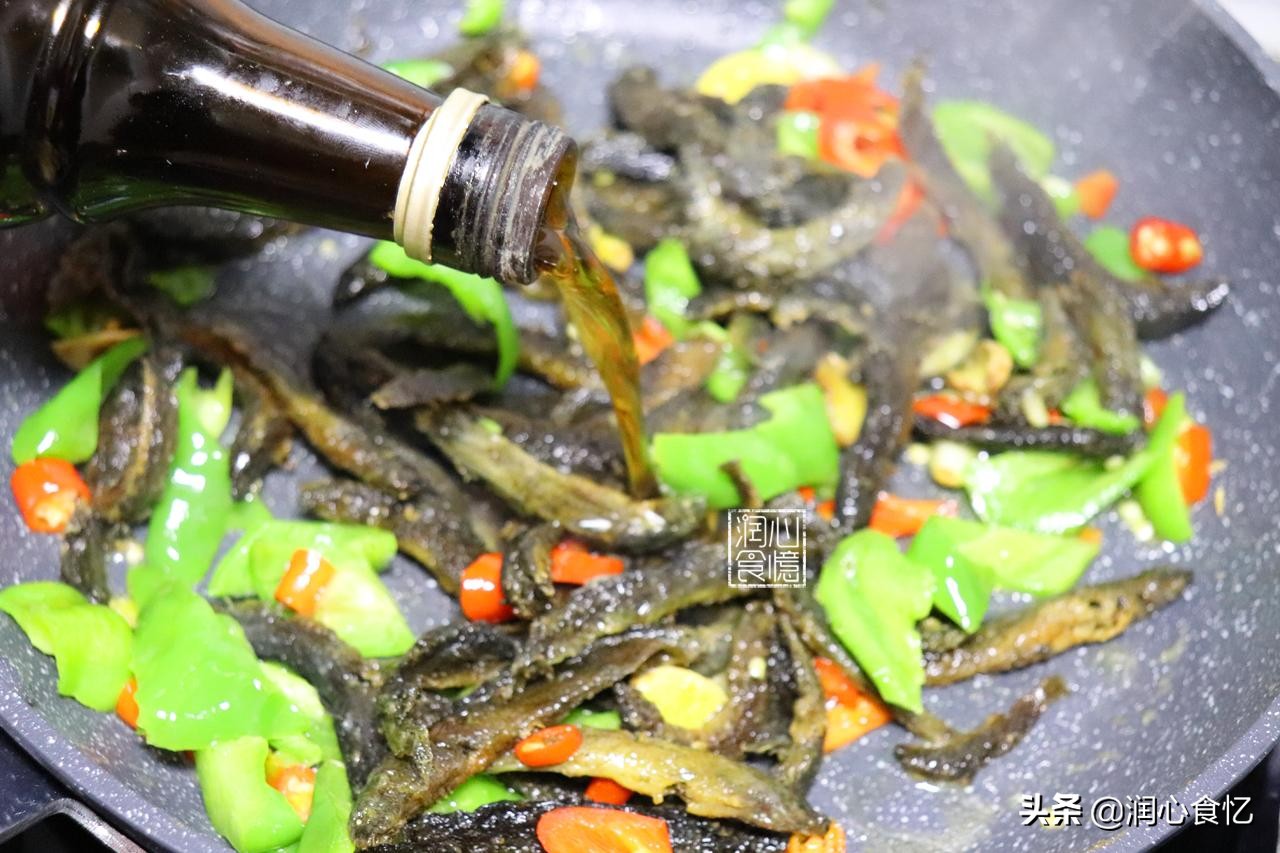 活跃于稀泥田里，乡下小孩都抓过！吃了健脾益肾，很多人不敢吃