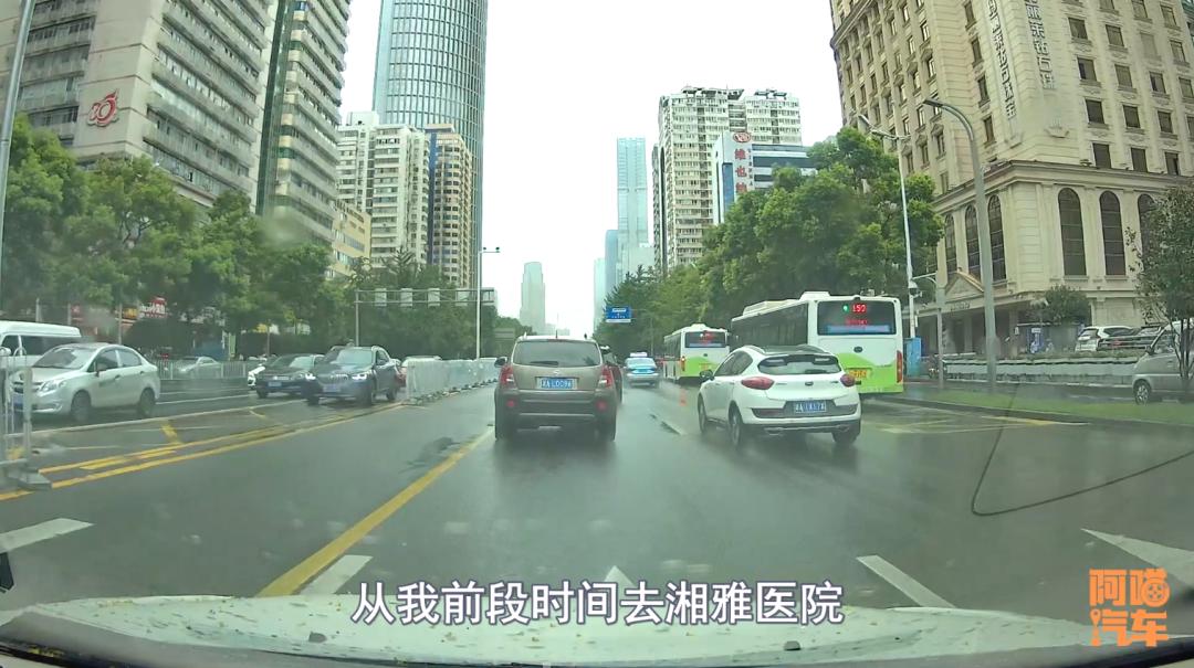 借道左转你知道该怎么走吗,借道行驶正确走法对面有车