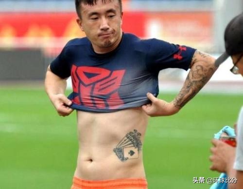 女足球员脱衣庆祝,女足晒腹肌男足躺枪