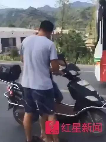 当街扇老师耳光事件,男子拦路扇20年前老师耳光后续