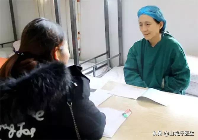 李斌教授在重庆送子鸟医院手术室外为不孕患者亲诊