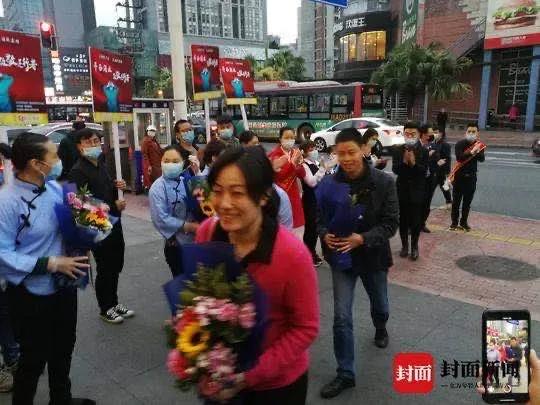 “火锅慰天使，美酒敬英雄”，吴铭怀旧火锅欢迎英雄回家！