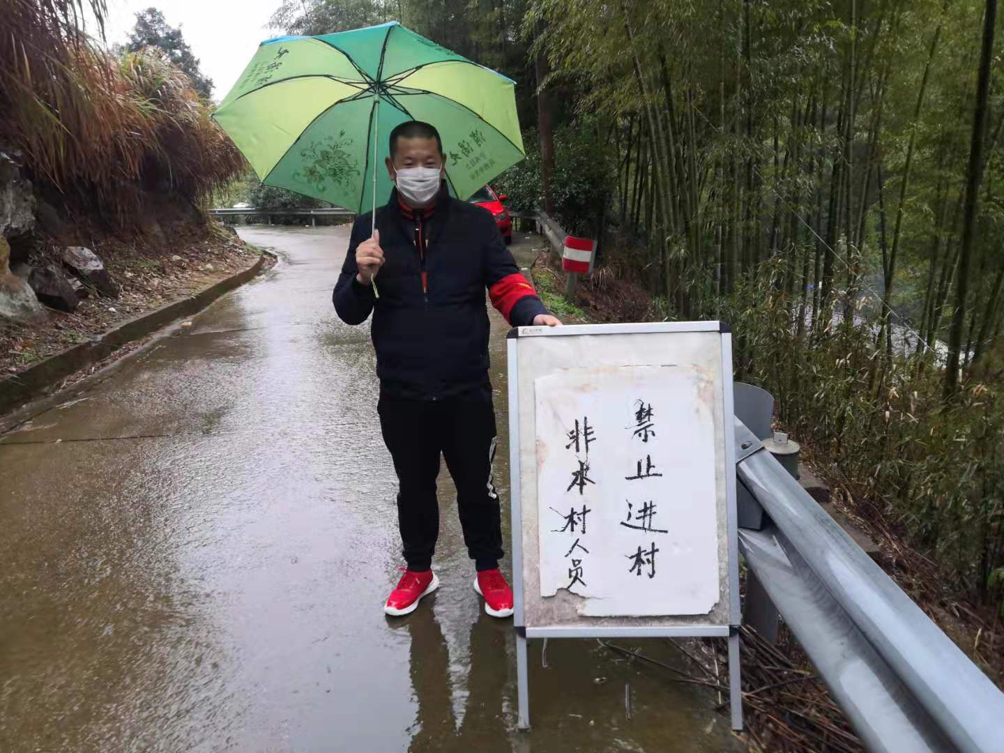 抗击疫情守卫安全,抗击疫情守村口