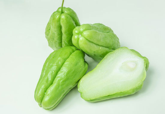 佛手瓜瓜形如两掌合十，有祝福之意，深受人们喜爱