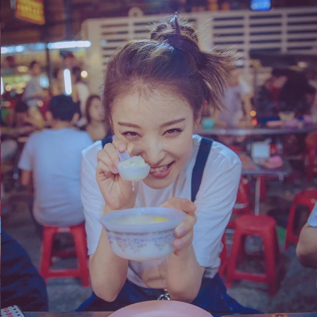 戚薇许嵩最新视频,戚薇现身许嵩演唱会全程抢热搜