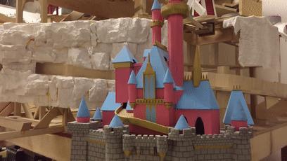 如何同时玩300颗弹珠？盖一座3米高的弹珠城堡就好了