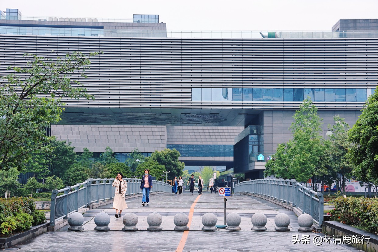 宁波花30亿打造的广场，好多高大上建筑，适合周末亲子游