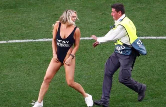 心寒！科比去世，泳装女郎以纪念为由世界杯裸奔，引起争议