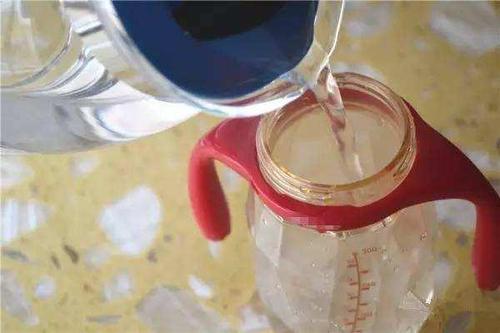 中老年补钙喝奶粉好还是牛奶好,补钙喝全脂牛奶还是脱脂