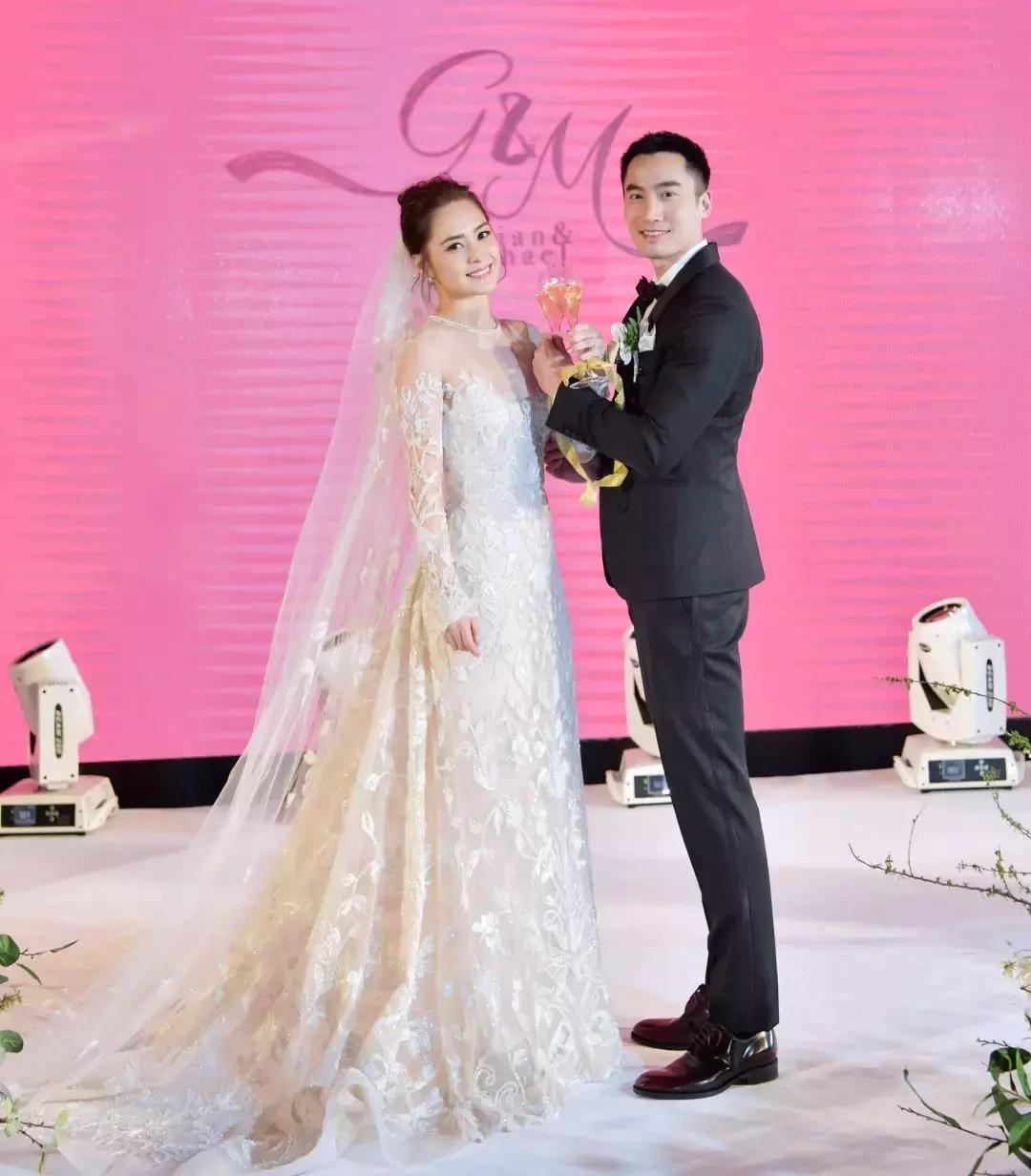 15万颗施华洛世奇水晶,eliesaab婚纱