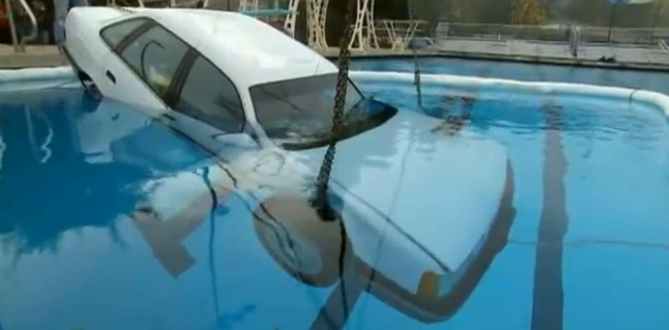 汽车掉水里车门打不开怎么自救,车辆进去水中车门为什么打不开